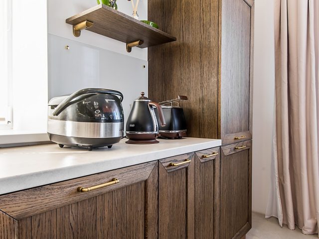 Коричневая современная кухня из массива дерева Кейптаун фото столешницы
