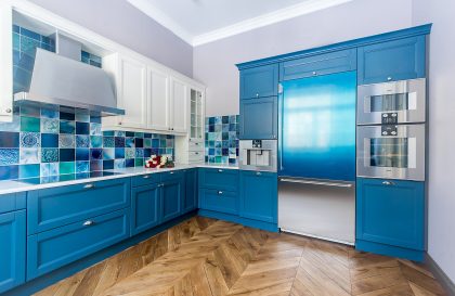 Белая кухня из массива дерева Бергамо