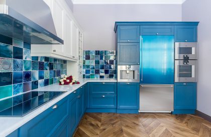 Белая кухня из массива дерева Бергамо