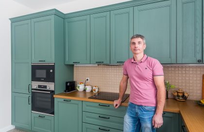 Зеленая кухня из массива дуба Бергамо