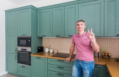 Зеленая кухня из массива дуба Бергамо
