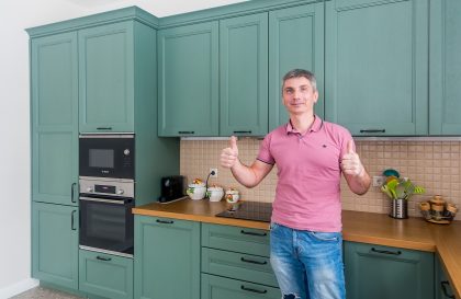 Зеленая кухня из массива дуба Бергамо