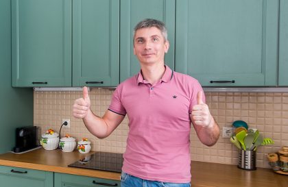 Зеленая кухня из массива дуба Бергамо