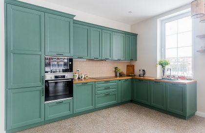 Зеленая кухня из массива дуба Бергамо