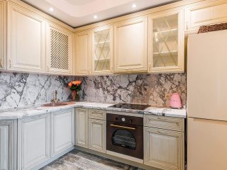 Кухня Женева с фасадами из массива в классическом стиле