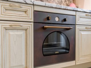 Кухня Женева с фасадами из массива в классическом стиле