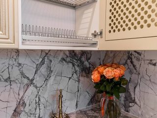 Кухня Женева с фасадами из массива в классическом стиле