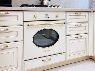 Классическая кухня Европа - эмаль кремовая с золотой патиной