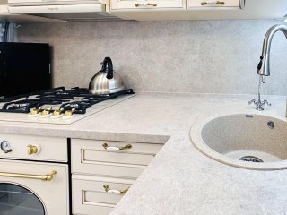 Классическая кухня Европа - эмаль кремовая с золотой патиной