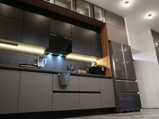 Современная кухни Россо в стиле Лофт под потолок и без ручек