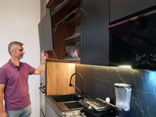 Современная кухни Россо в стиле Лофт под потолок и без ручек