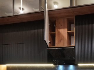 Современная кухни Россо в стиле Лофт под потолок и без ручек