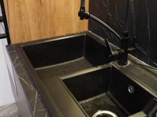 Современная кухни Россо в стиле Лофт под потолок и без ручек