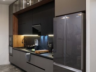 Современная кухни Россо в стиле Лофт под потолок и без ручек