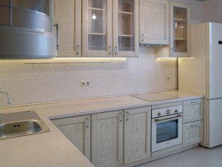 Классическая кухня Вернисаж с фасадами покрытыми шпоном ясеня