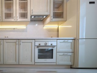 Классическая кухня Вернисаж с фасадами покрытыми шпоном ясеня