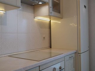 Классическая кухня Вернисаж с фасадами покрытыми шпоном ясеня