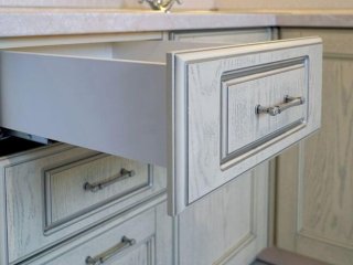 Классическая кухня Вернисаж с фасадами покрытыми шпоном ясеня
