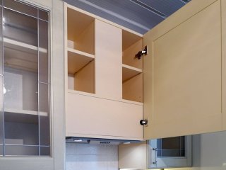 Классическая кухня Вернисаж с фасадами покрытыми шпоном ясеня