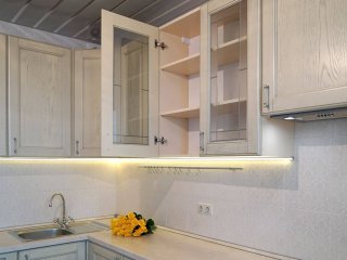 Классическая кухня Вернисаж с фасадами покрытыми шпоном ясеня