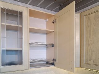 Классическая кухня Вернисаж с фасадами покрытыми шпоном ясеня