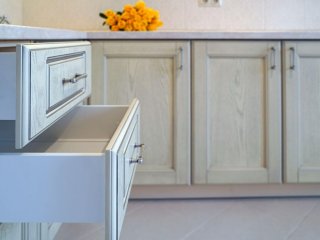 Классическая кухня Вернисаж с фасадами покрытыми шпоном ясеня