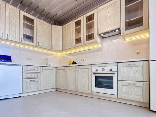 Классическая кухня Вернисаж с фасадами покрытыми шпоном ясеня