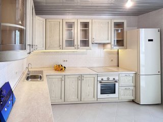 Классическая кухня Вернисаж с фасадами покрытыми шпоном ясеня