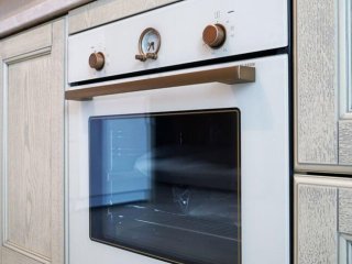 Классическая кухня Вернисаж с фасадами покрытыми шпоном ясеня