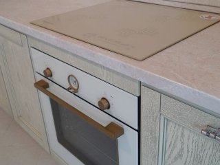 Классическая кухня Вернисаж с фасадами покрытыми шпоном ясеня