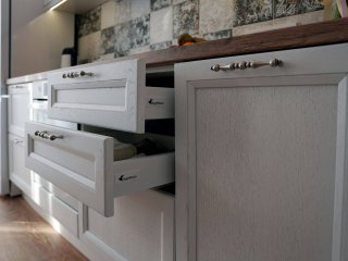 Белая кухня из массива дуба Дижон угловая