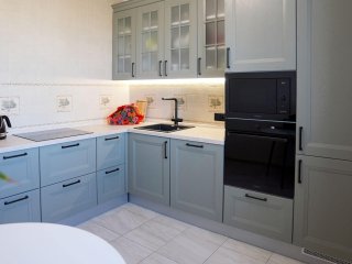 Современная кухня из массива Лаванда в оливковом цвете