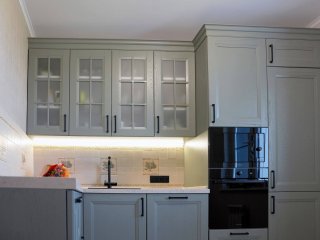 Современная кухня из массива Лаванда в оливковом цвете