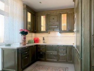 Кухня из массива дуба в цвете турмалин Флоренция