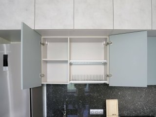 Голубая кухня МДФ под потолок с GOLA-профилем Россо