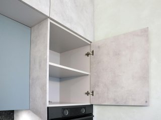 Голубая кухня МДФ под потолок с GOLA-профилем Россо