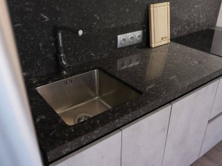 Голубая кухня МДФ под потолок с GOLA-профилем Россо