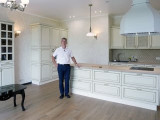 Светлая кухня из массива Флоренция фото №17